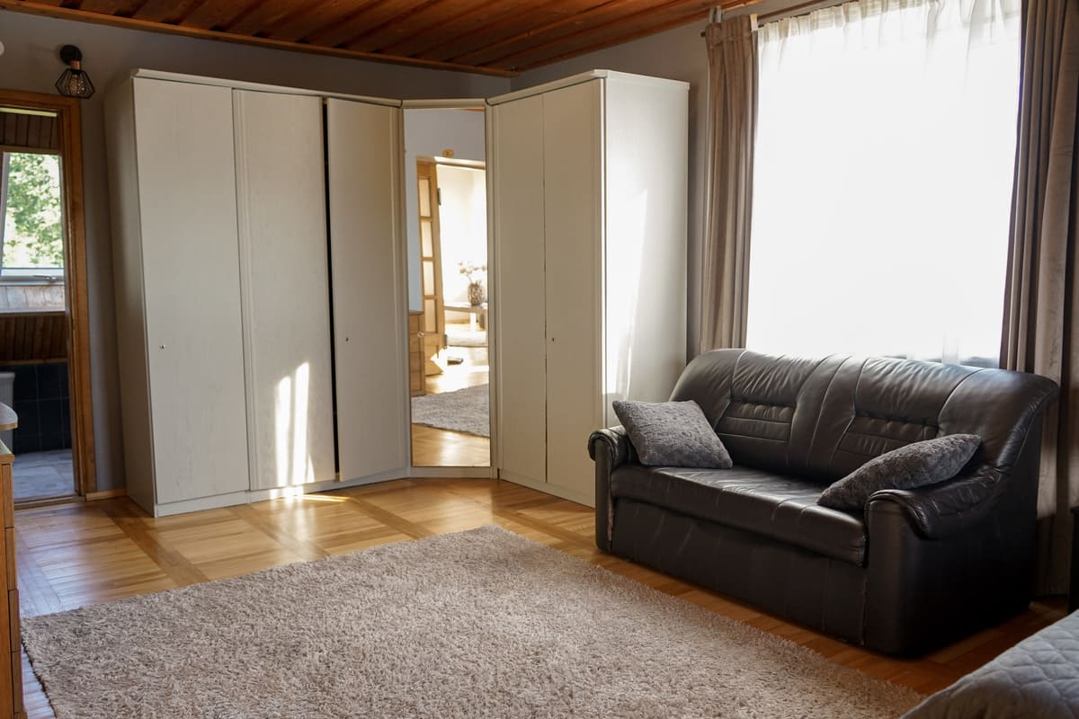 Antro aukšto svetainė su sofa